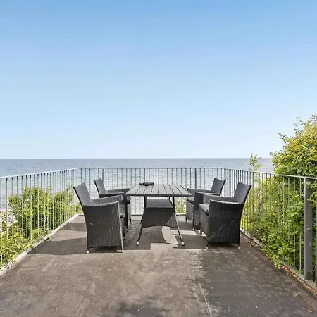 Villa Nicely Located With A View And Access To The Water *