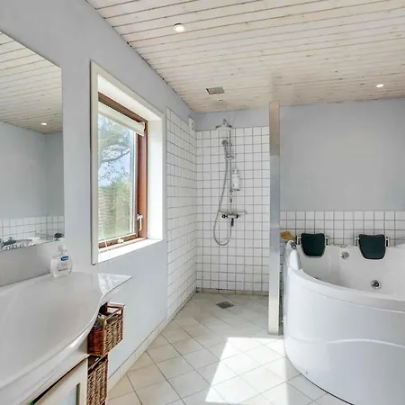 Villa Nicely Located With A View And Access To The Water *